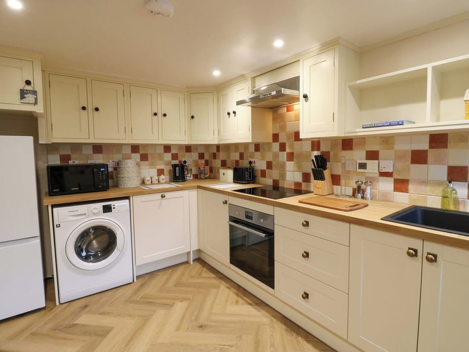 Cottage | Private kitchen | Dishwasher, cookware/dishes/utensils