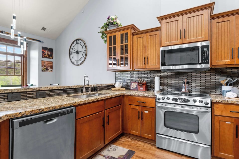 Condo, Multiple Beds, Balcony (Penthouse Eagle View) | Private kitchen | Fridge, microwave, oven, stovetop