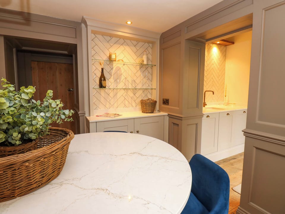 Cottage | Dining
