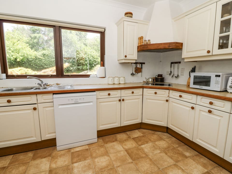 Fridge, microwave, dishwasher, cookware/dishes/utensils