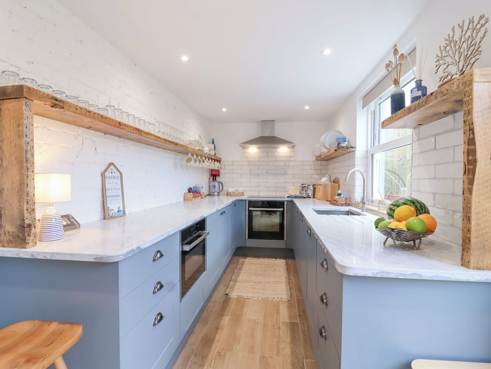 Cottage | Private kitchen | Dishwasher, cookware/dishes/utensils