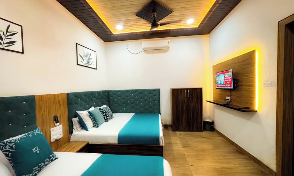 Family Room | Hypo-allergenic bedding available, laptop workspace, soundproofing