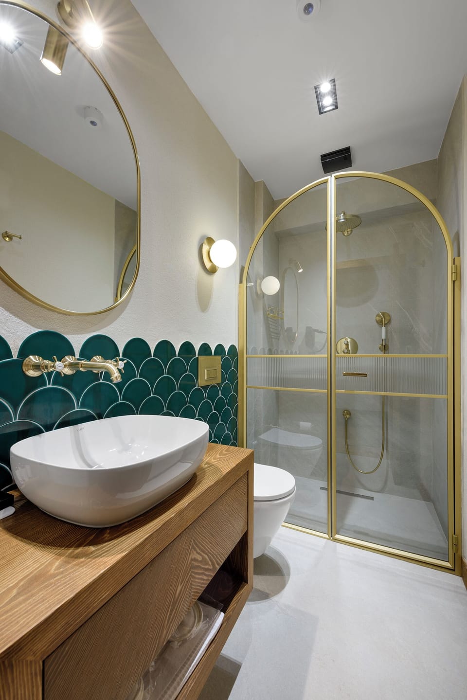 Executive Double Room | Bathroom | Shower, hair dryer, slippers, towels