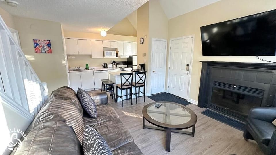 Standard Condo, 2 Bedrooms, Mountain View, Mountainside | Living area | Flat-screen TV