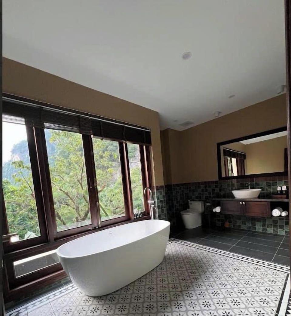 Deluxe Double Room | Bathroom | Free toiletries, hair dryer, slippers, towels