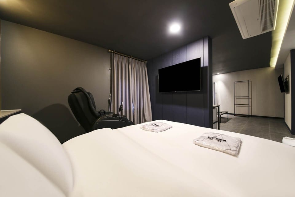 Premium Room | Individually decorated, individually furnished, desk, soundproofing