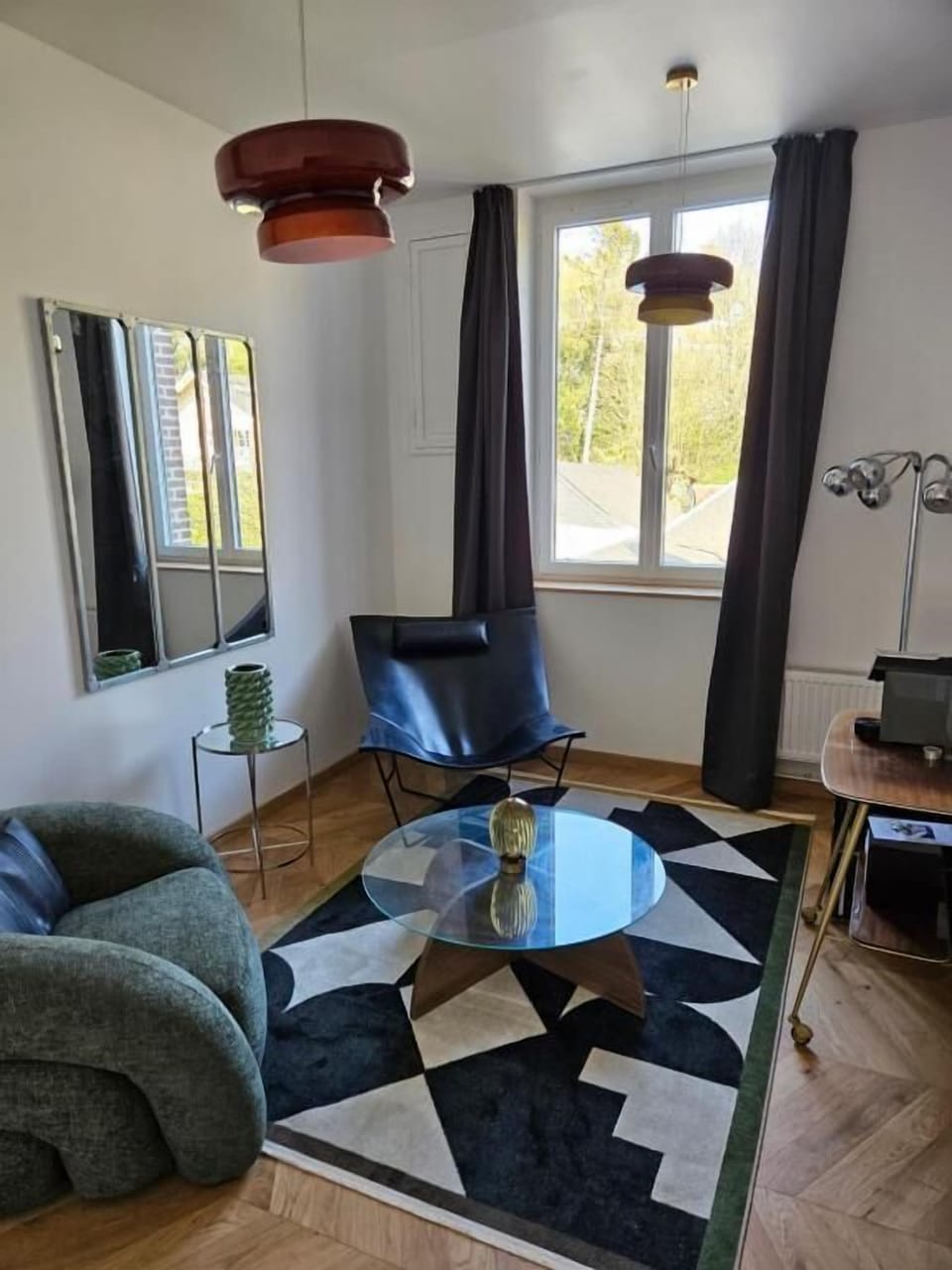 Deluxe Suite, City View | Living area