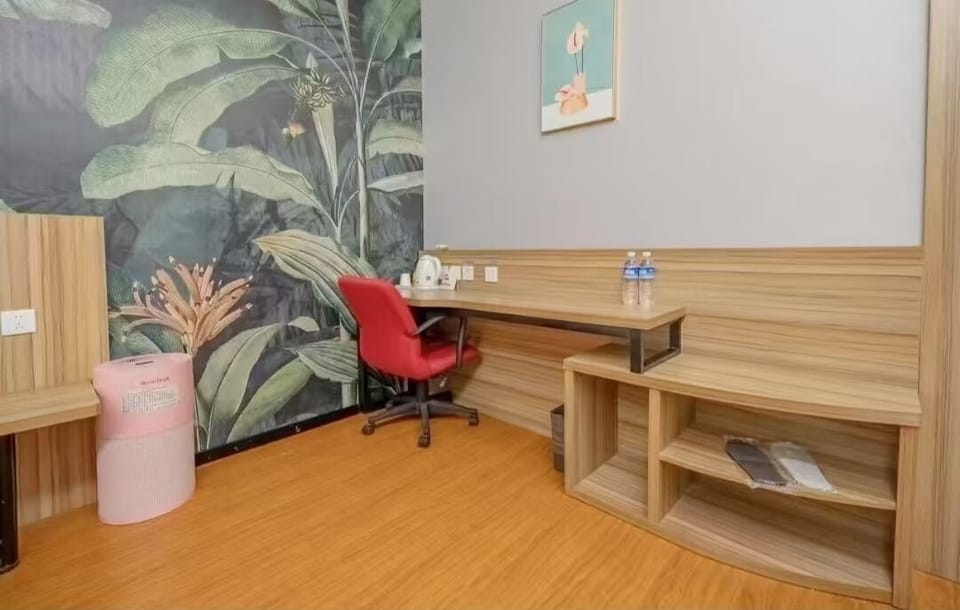 Family Single Room | Blackout drapes, iron/ironing board (on request), WiFi (free)