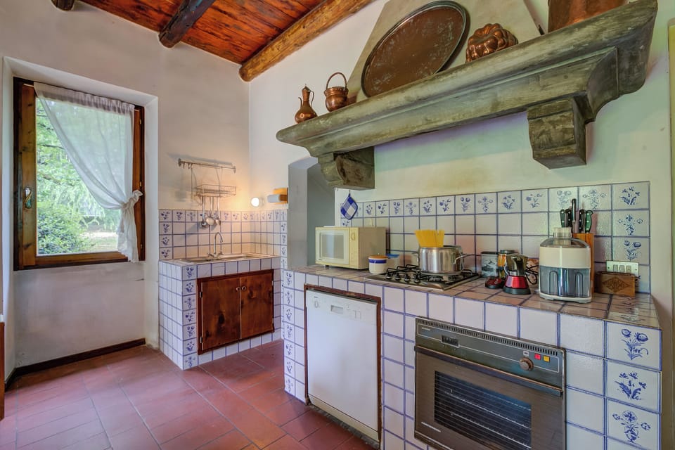 Standard Villa, Multiple Bedrooms, 2 Bathrooms (Villa Fiora Tra Le Colline E Il Lago) | Private kitchen | Fridge, microwave, oven, stovetop