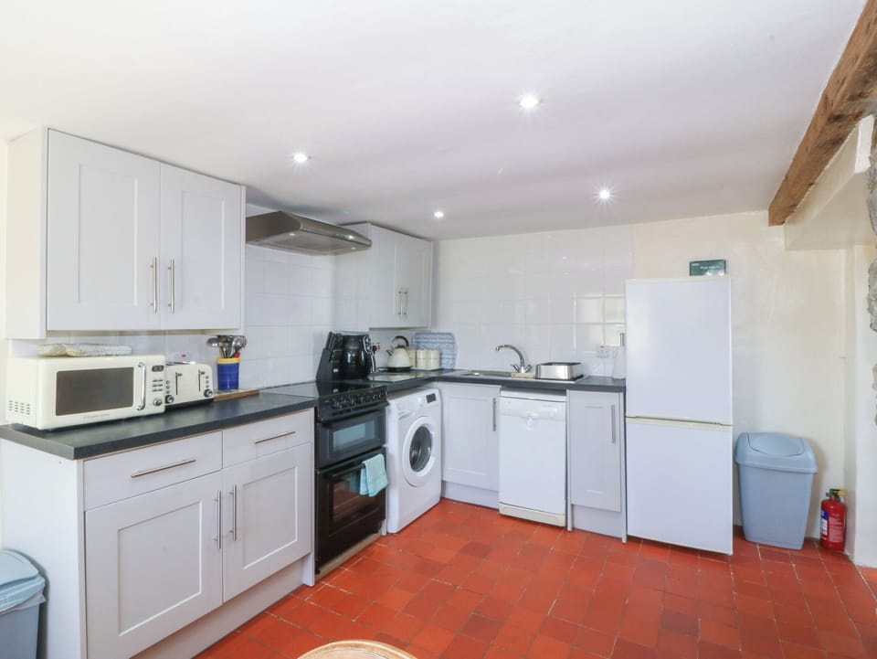 Dishwasher, cookware/dishes/utensils