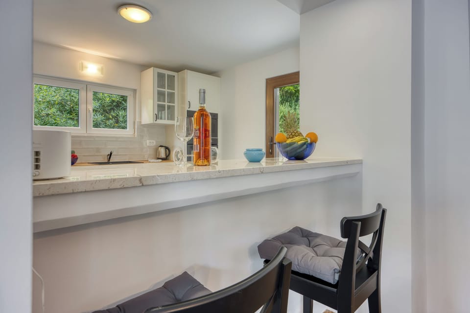 Standard House, 4 Bedrooms, 2 Bathrooms (Captain's House - Sv. Jakov /w) | Private kitchen