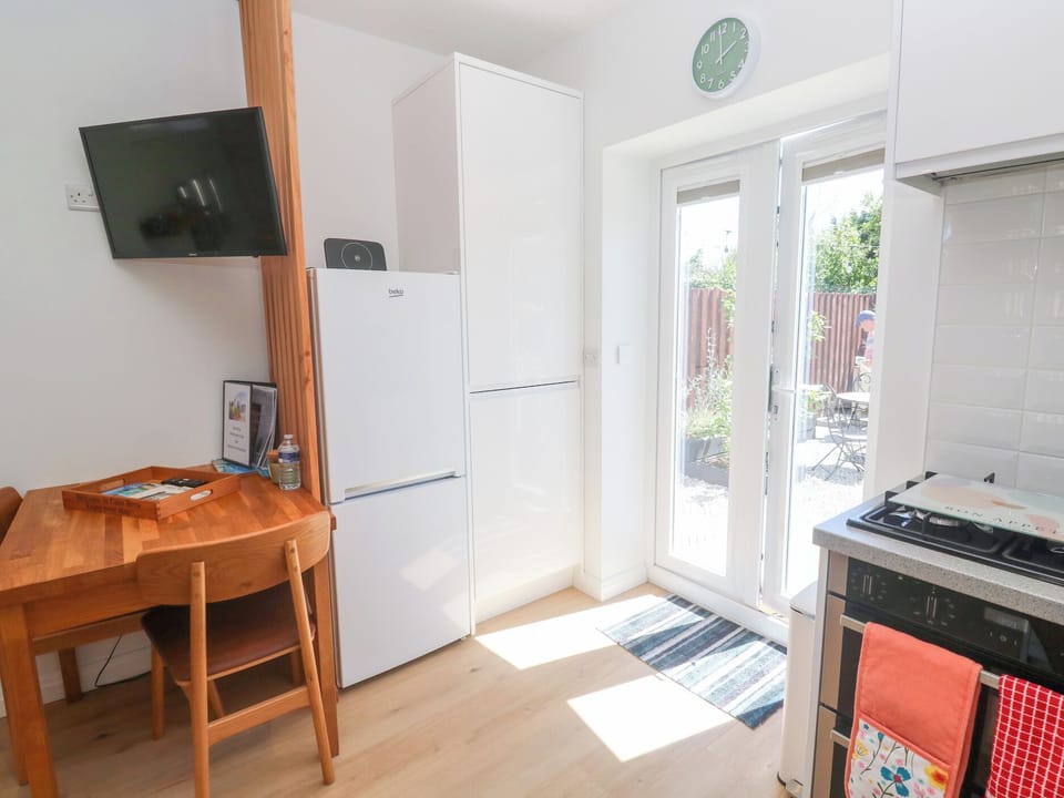 Cottage | Private kitchen | Dishwasher, cookware/dishes/utensils