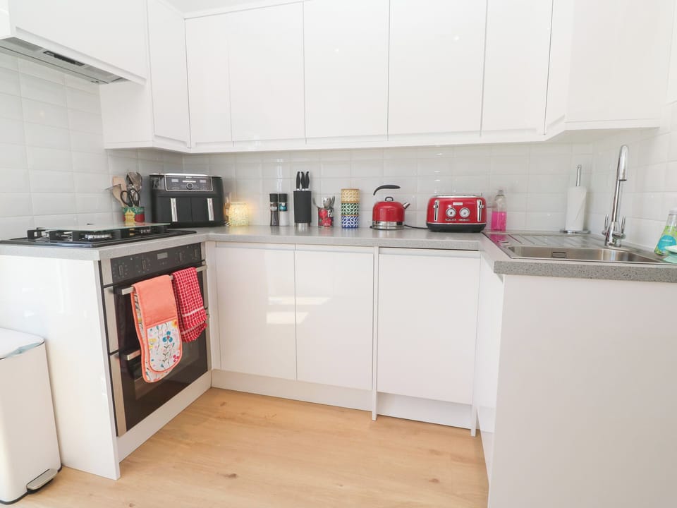 Cottage | Private kitchen | Dishwasher, cookware/dishes/utensils
