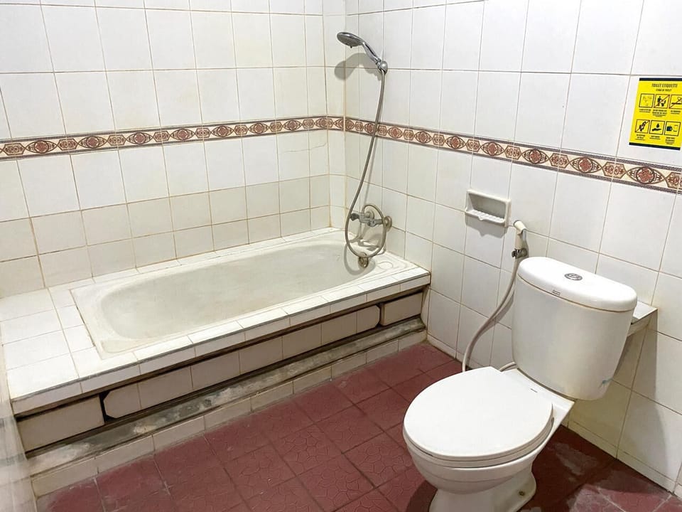 Deluxe Double or Twin Room, Garden View | Bathroom | Shower, towels, toilet paper