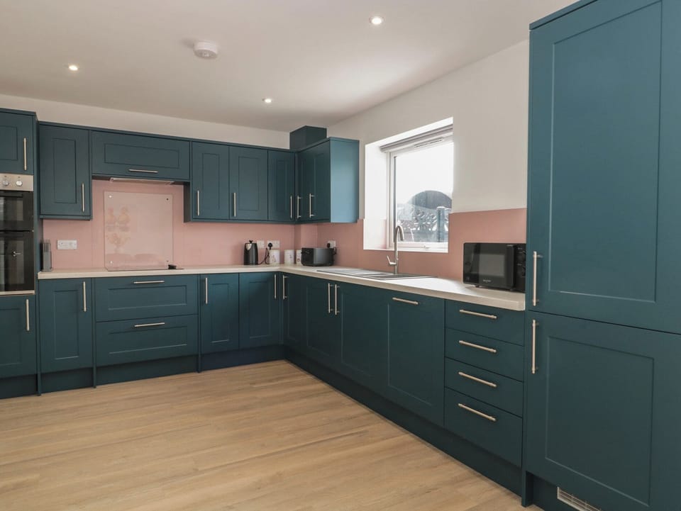 Fridge, microwave, dishwasher, cookware/dishes/utensils