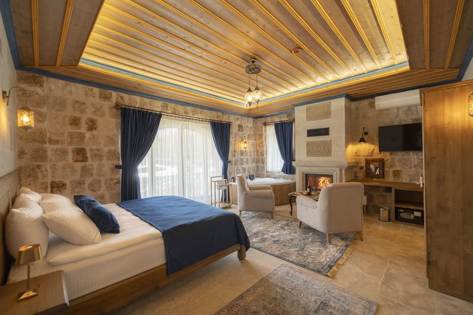 Deluxe Suite, Garden View | In-room safe, blackout drapes, soundproofing, free WiFi