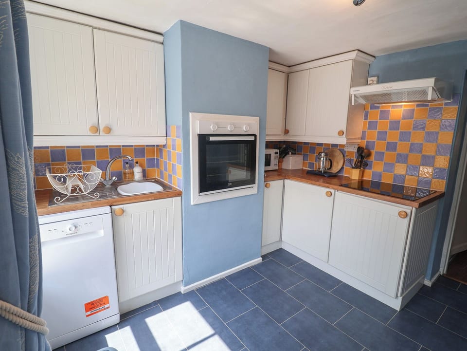 Fridge, microwave, dishwasher, cookware/dishes/utensils