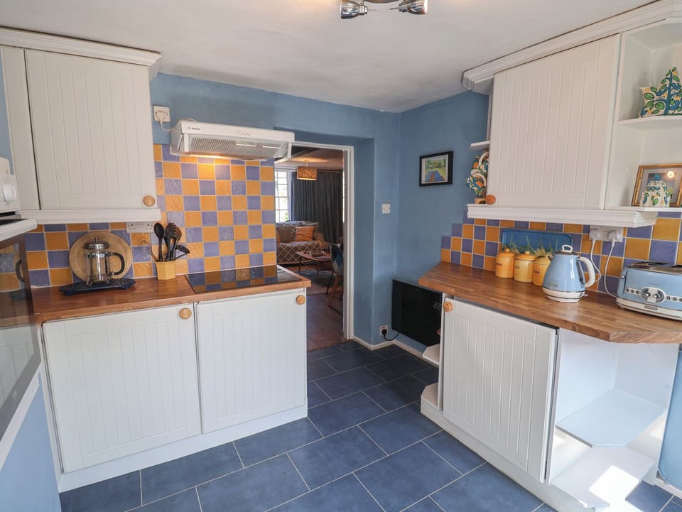 Fridge, microwave, dishwasher, cookware/dishes/utensils
