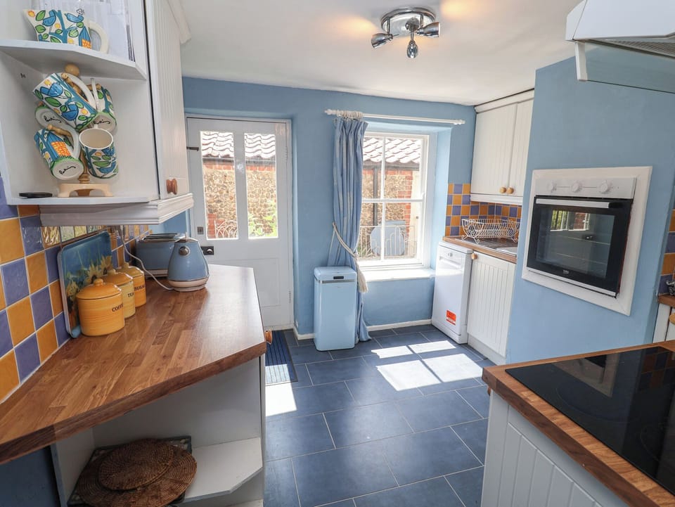 Fridge, microwave, dishwasher, cookware/dishes/utensils