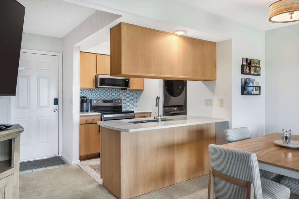 Condo, Multiple Beds, Balcony, Golf View (Relaxing 9th Hole View) | Private kitchen | Fridge, microwave, oven, stovetop