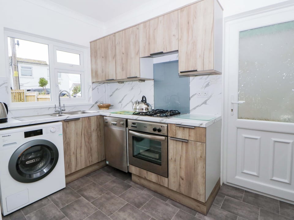Fridge, microwave, dishwasher, toaster