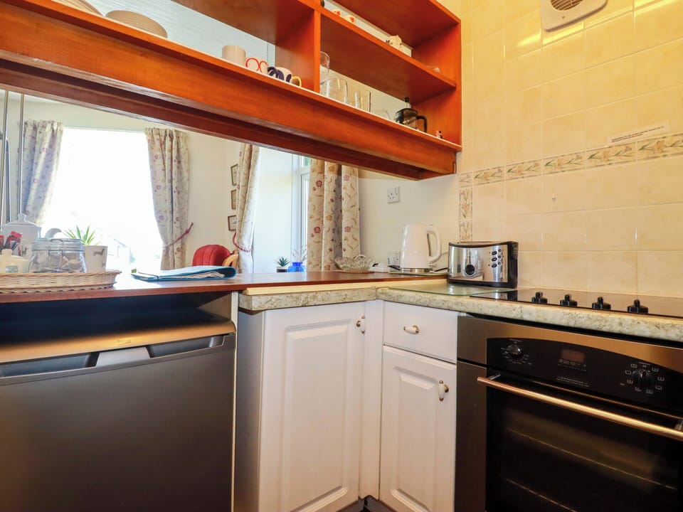 Cottage | Private kitchen | Fridge, microwave, cookware/dishes/utensils