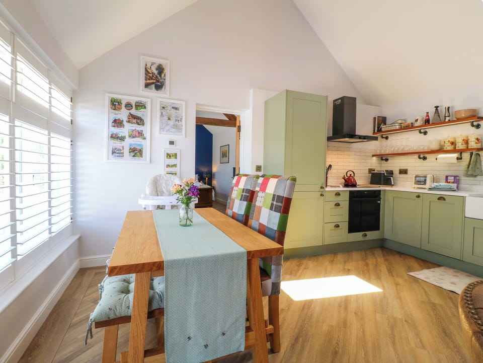 Cottage | Dining