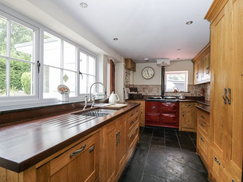 Cottage | Private kitchen | Fridge, microwave, dishwasher, toaster