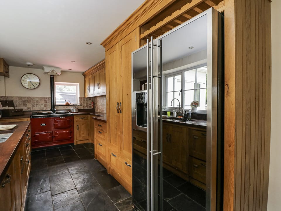 Cottage | Private kitchen | Fridge, microwave, dishwasher, toaster