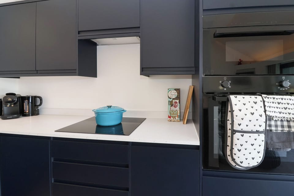 Fridge, cookware/dishes/utensils