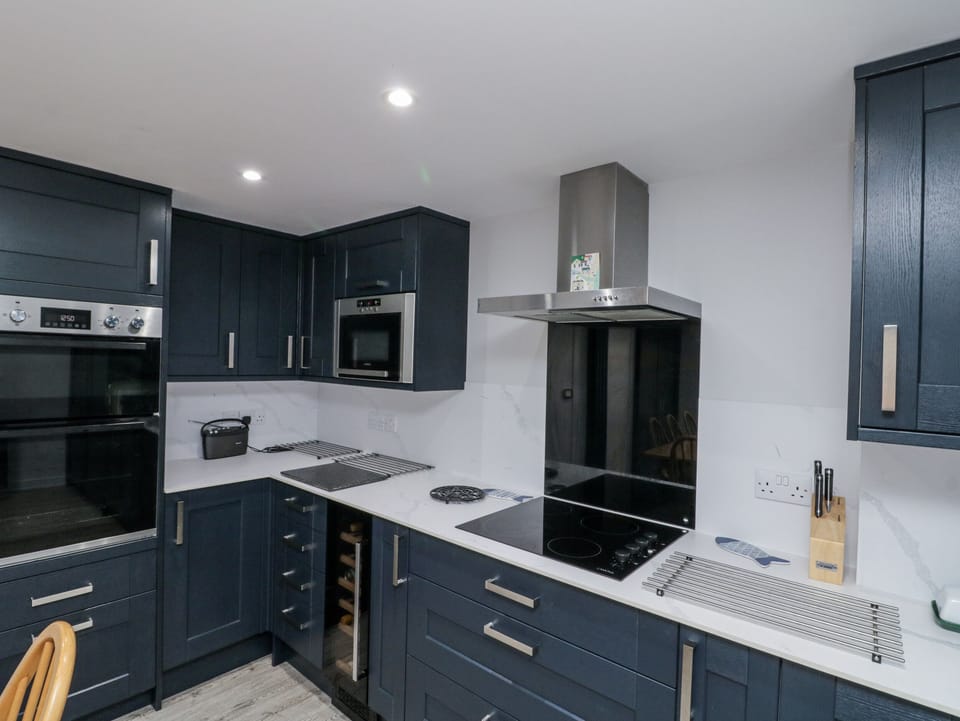 Dishwasher, cookware/dishes/utensils