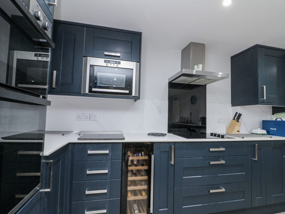 Dishwasher, cookware/dishes/utensils