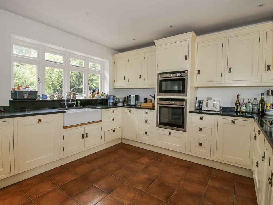 Cottage | Private kitchen | Dishwasher, cookware/dishes/utensils