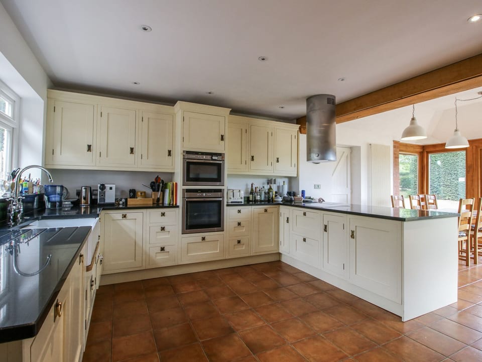 Cottage | Private kitchen | Dishwasher, cookware/dishes/utensils