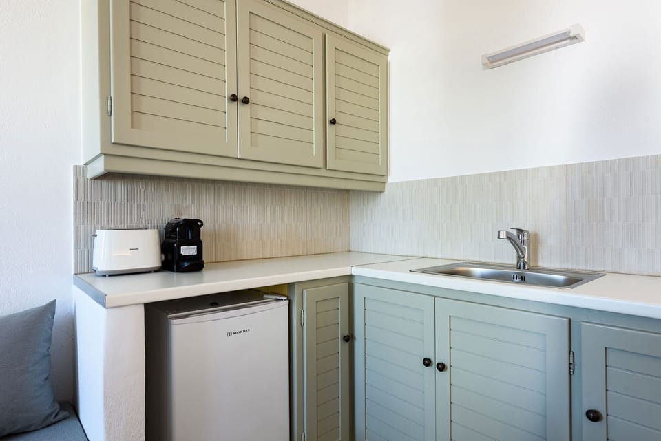Luxury Studio, Sea View | Private kitchen