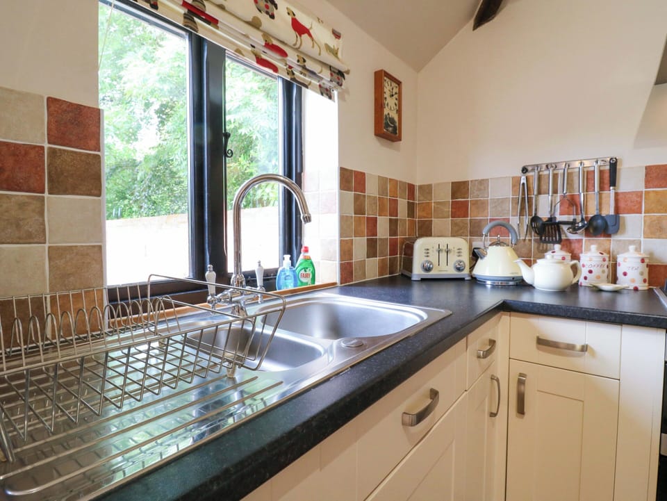 Cottage | Private kitchen | Fridge, microwave, dishwasher, toaster