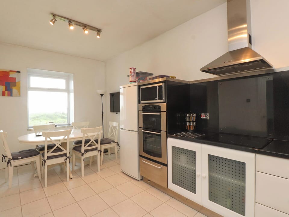 Cottage | Private kitchen | Dishwasher, cookware/dishes/utensils