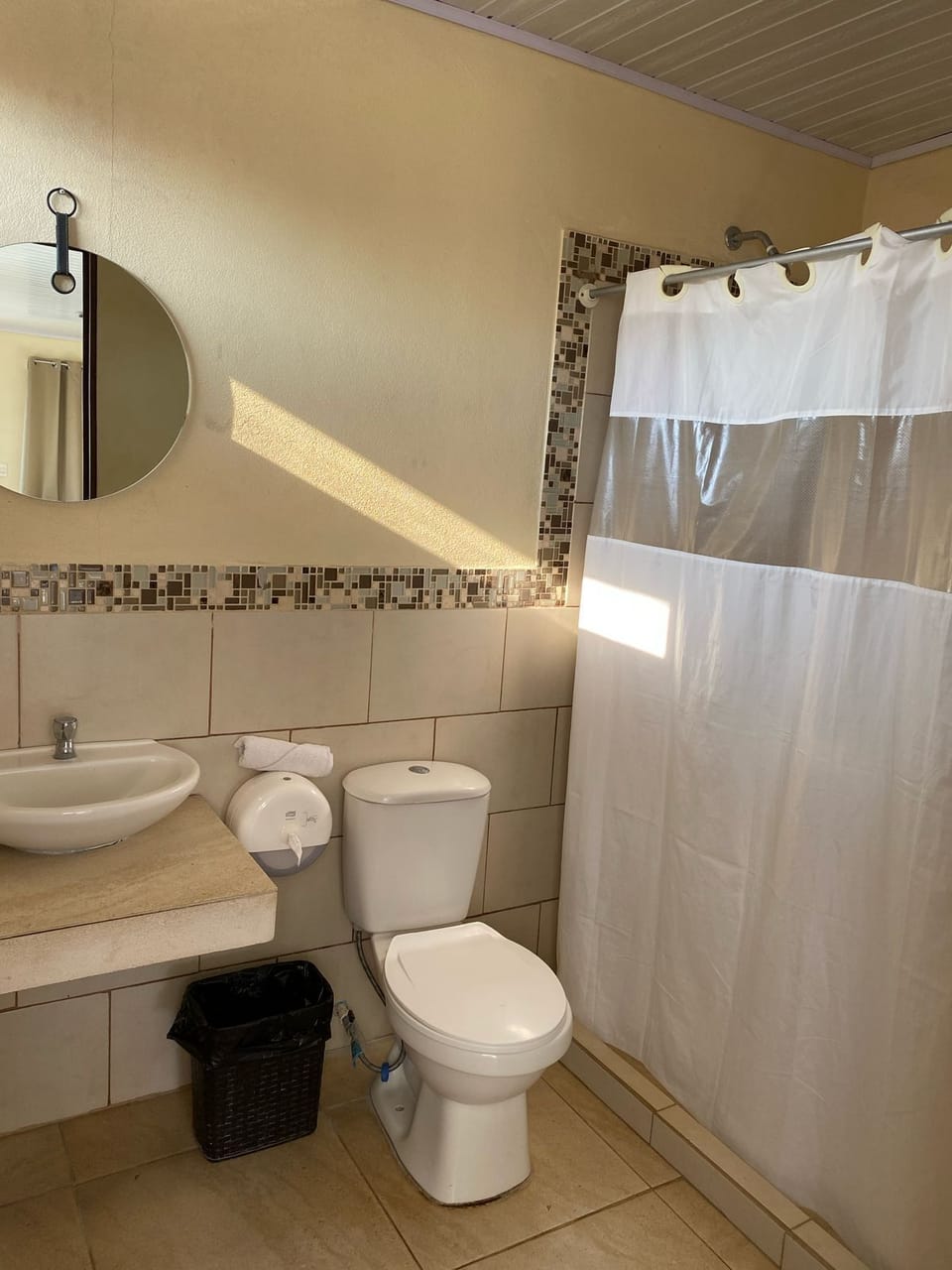 Basic Quadruple Room, Garden View | Bathroom