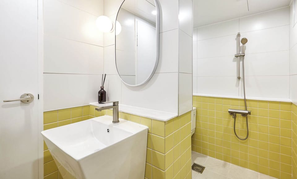 Suite Note | Bathroom | Shower, hair dryer, slippers, towels