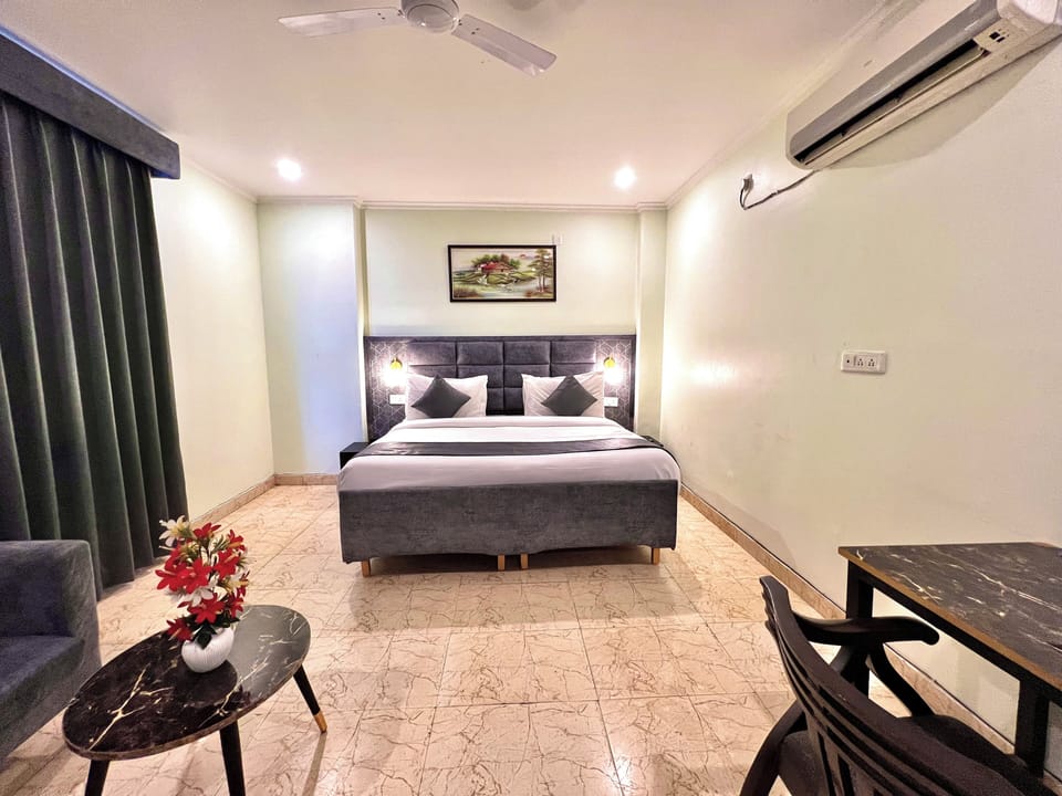 Superior Double Room | Desk, laptop workspace, soundproofing, iron/ironing board