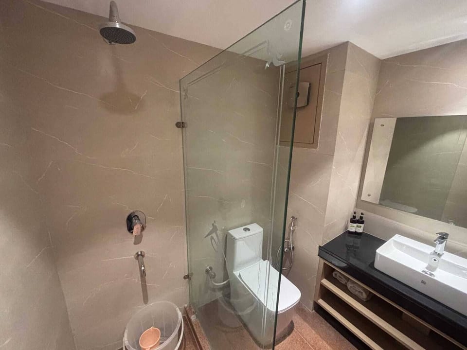 Deluxe Room, 1 King Bed, Air conditioning | Bathroom | Towels, soap, shampoo, toilet paper