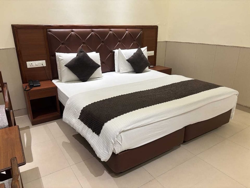 Deluxe Room, 1 King Bed, Air conditioning | Desk, laptop workspace, free WiFi