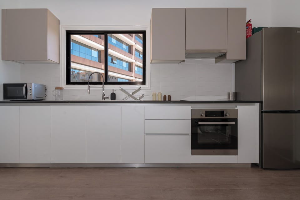 Private kitchen | Full-size fridge, microwave, oven, stovetop