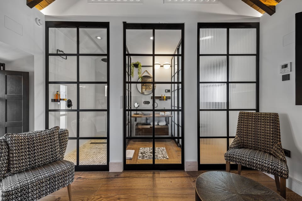 Luxury Penthouse | Bathroom | Shower, free toiletries, hair dryer, slippers