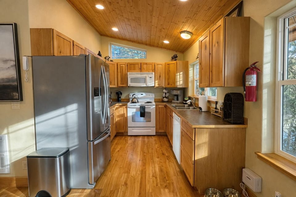 Cabin, 3 Bedrooms | Private kitchen | Coffee/tea maker, fridge, toaster
