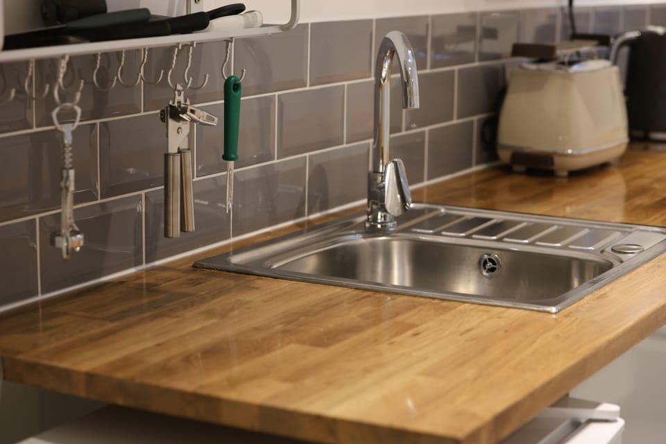 Studio | Private kitchen | Electric kettle, toaster, freezer, dining tables