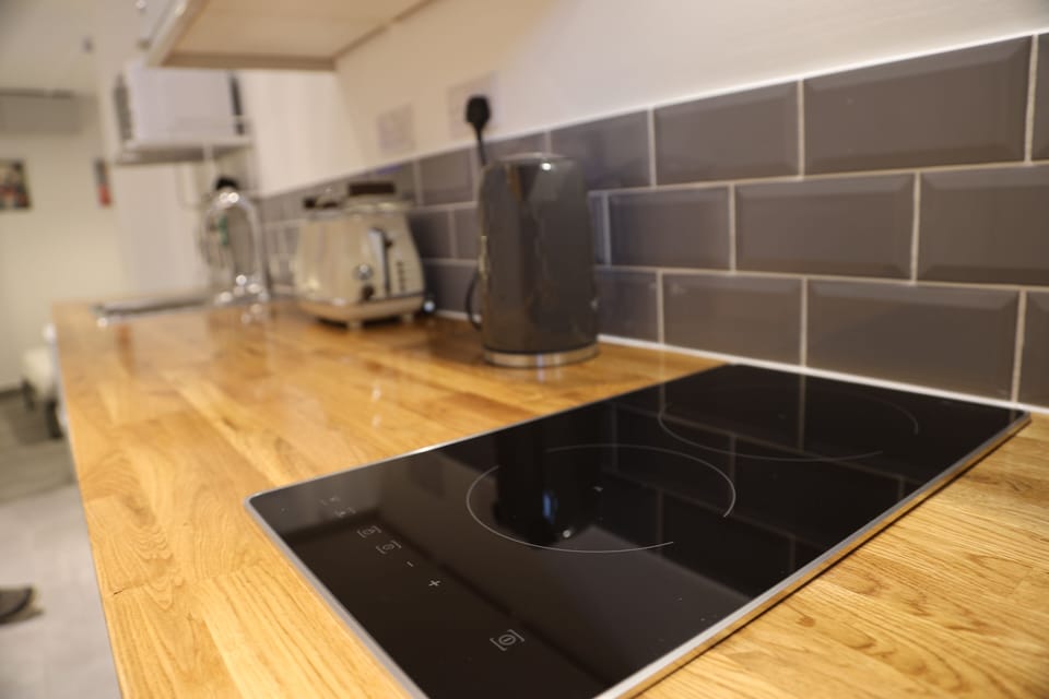 Studio | Private kitchen | Electric kettle, toaster, freezer, dining tables