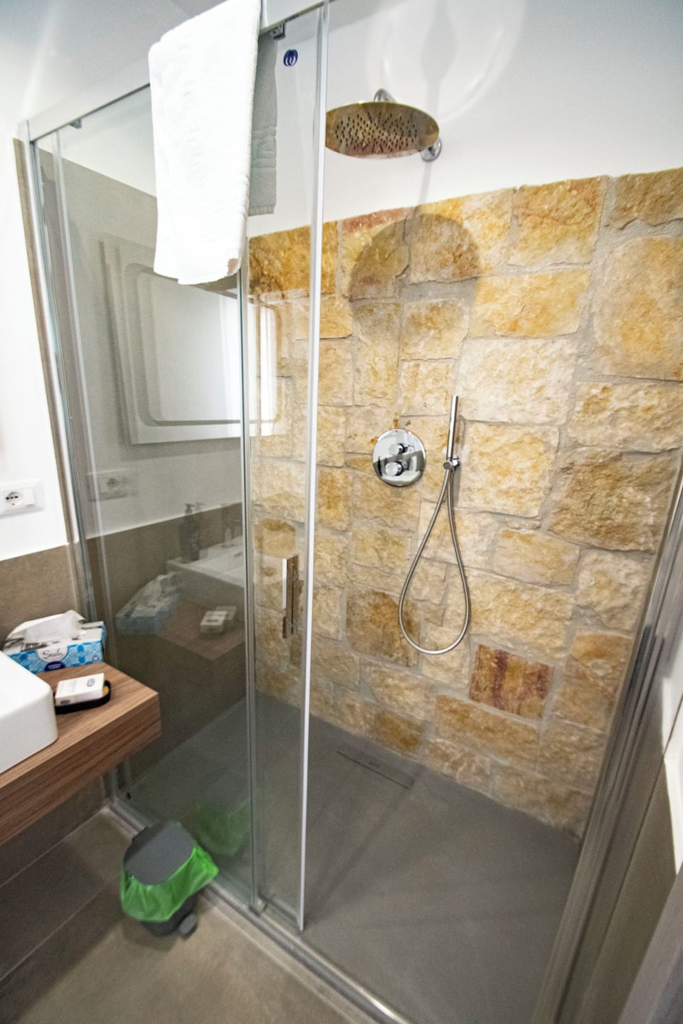Deluxe Studio Suite | Bathroom | Shower, free toiletries, hair dryer, slippers