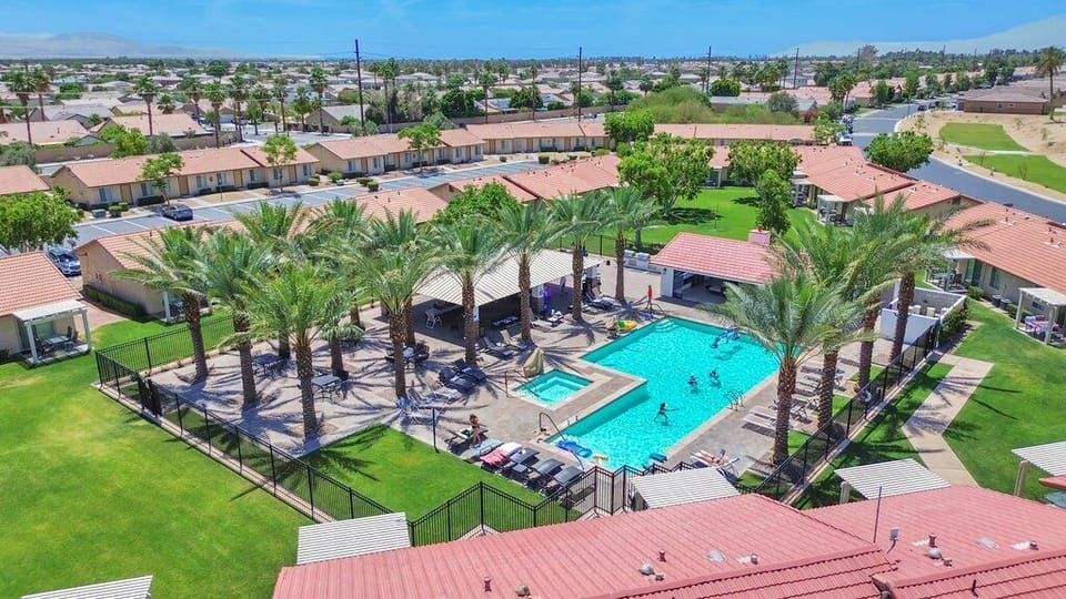 2 outdoor pools