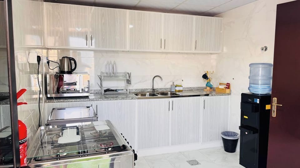 Full-size fridge, microwave, oven, stovetop